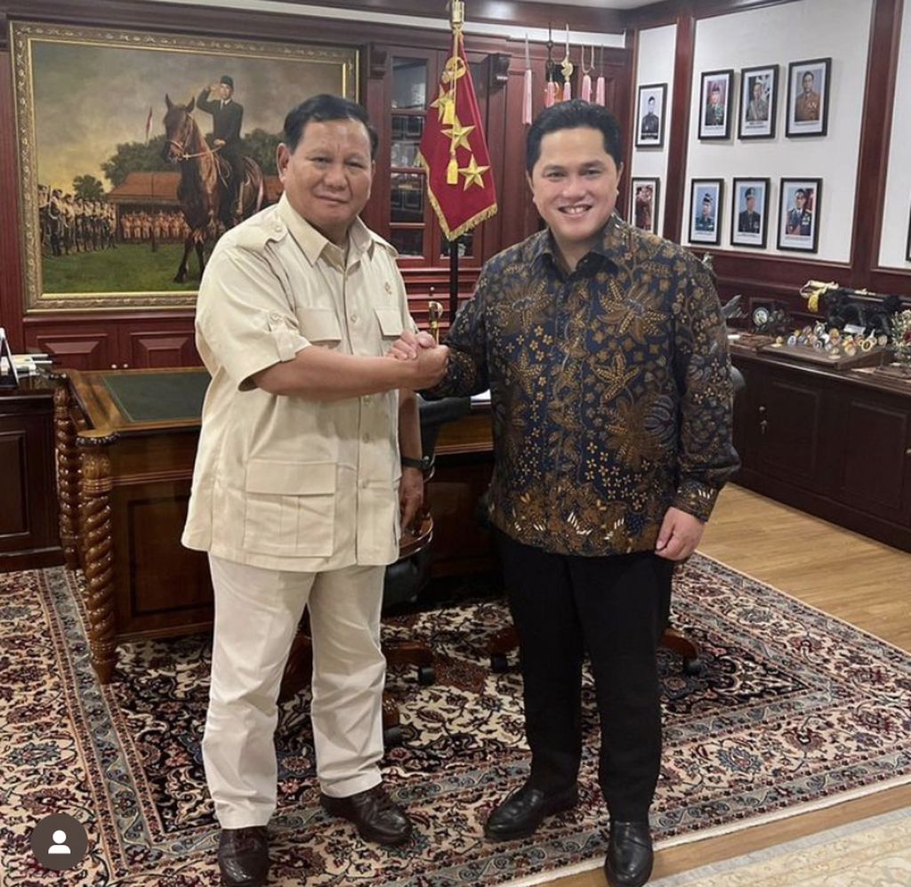 Menteri BUMN Erick Thohir bertemu dengan Ketua Umum Partai Gerindra yang juga Menteri Pertahanan Prabowo Subianto di Kementerian Pertahanan, Jakarta, Sabtu (25/3/2023). Dalam pertemuan tersebut, keduanya mendiskusikan masalah industri pertahanan dan masalah-masalah kebangsaan lainnya. 