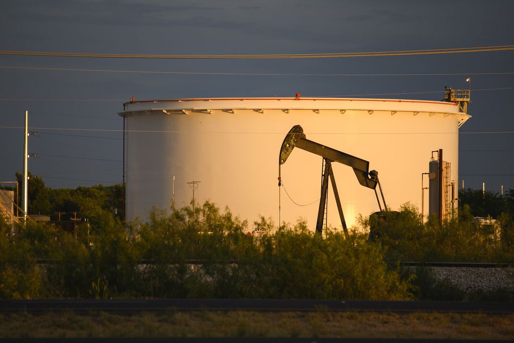 Pompa angguk minyak mentah di Midland, Texas, 5 Juli 2022.