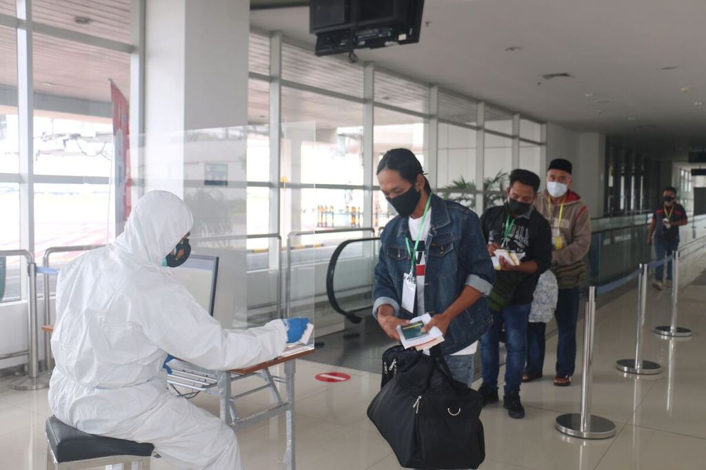 Pekerja migran yang baru tiba dari Brunei Darussalam menjalani pemeriksaan RT-PCR untuk mencegah sebaran Covid-19, terutama masuknya varian baru dari luar negeri, Senin (28/2/2022).