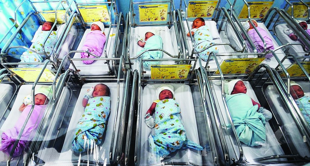 Bayi yang baru dilahirkan berada di ruang bayi di Rumah Sakit Ibu dan Anak Kendangsari, Surabaya, Jumat (11/11/2011). Banyak warga memilih tanggal unik, yaitu 11-11-2011 untuk menikah ataupun melahirkan. 