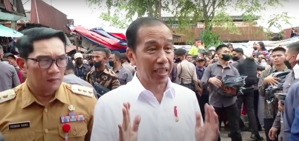Presiden Joko Widodo ketika memberikan keterangan pers di Pasar Pujasera, Subang, Jabar,  27 Desember 2022. Presiden antara lain menegaskan akan melantik KSAL pada Rabu (28/12/2022).