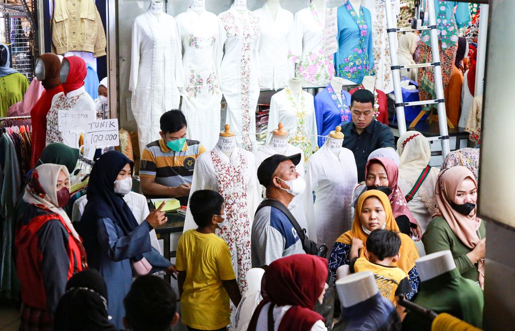 Pengunjung memilih pakaian muslim di salah satu kios di Blok B Pasar Tanah Abang, Jakarta Pusat, Rabu (20/4/2022). Warga mulai berbelanja Lebaran bersamaan dengan cairnya tunjangan hari raya bagi pegawai negeri.