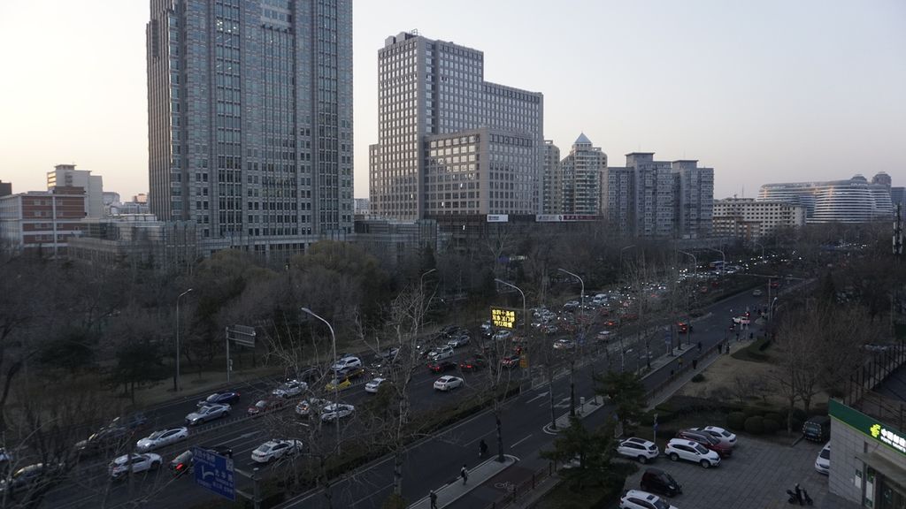 Kendaraan memadati jalan raya di Distrik Chaoyang, Beijing, China, Rabu (1/3/2023). Setelah pemerintah China mencabut kebijakan nihil Covid-19 atau Zero Covid Policy, aktivitas di China perlahan kembali menuju normal.
