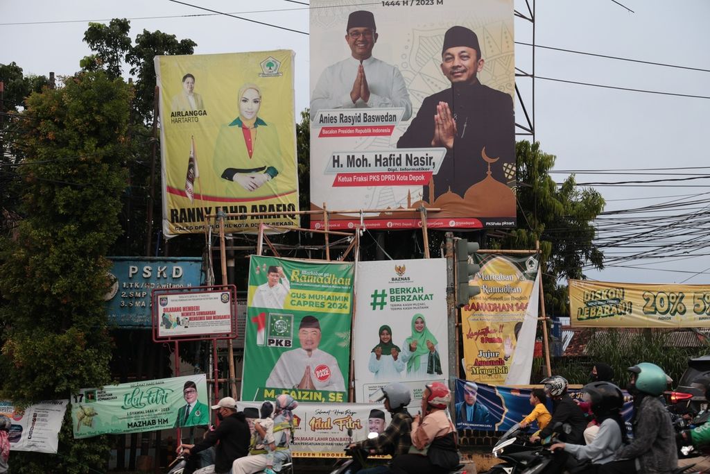 Para politisi yang akan maju menjadi calon anggota legislatif (caleg) pada pemilu mendatang memanfaatkan momentum Hari Raya Idul Fitri untuk beradu pencitraan diri melalui pemasangan spanduk seperti terlihat di perempatan Jalan Dewi Sartika Depok, Jawa Barat, Selasa (25/4/2023).