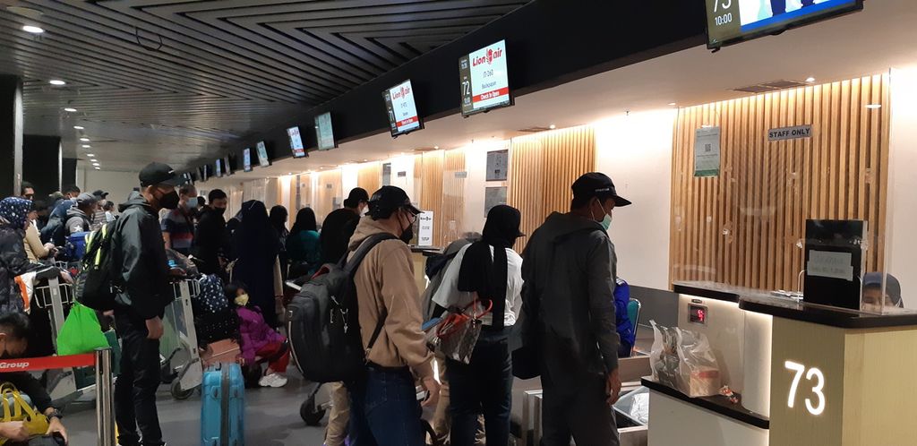 Penumpang pesawat di Bandara Juanda Surabaya cenderung meningkat signifikan selama masa arus balik libur Natal dan Tahun Baru 2023 serta libur sekolah. Pantauan suasana arus balik di terminal domestik, Rabu (4/1/2023).