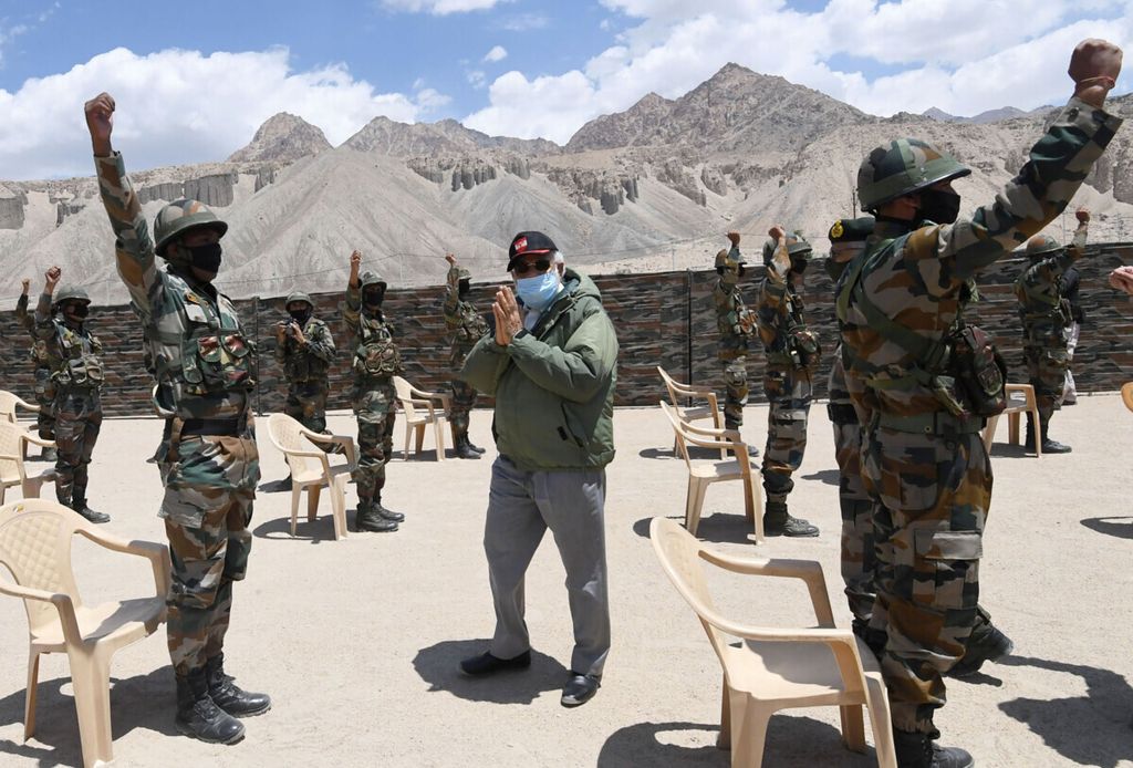 Perdana Menteri India Narendra Modi menyapa tentara negaranya dalam kunjungan ke Nimu, area Ladakh, wilayah perbatasan antara India dan China, 3 Juli 2020. 