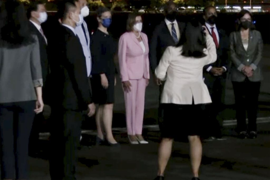 Ketua DPR AS Nancy Pelosi (tengah) tiba di Taipei, Taiwan, Selasa (2/8/2022). 