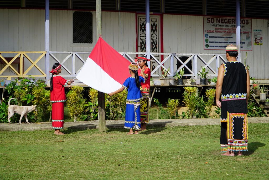 Siswa dan guru SDN 003 Long Tuyoq, Kecamatan Long Pahangai, Kabupaten Mahakam Ulu, Kalimantan Timur memperingati Hari Pendidikan Nasional dengan mengenakan pakaian adat dayak, Kamis (2/5/2019).