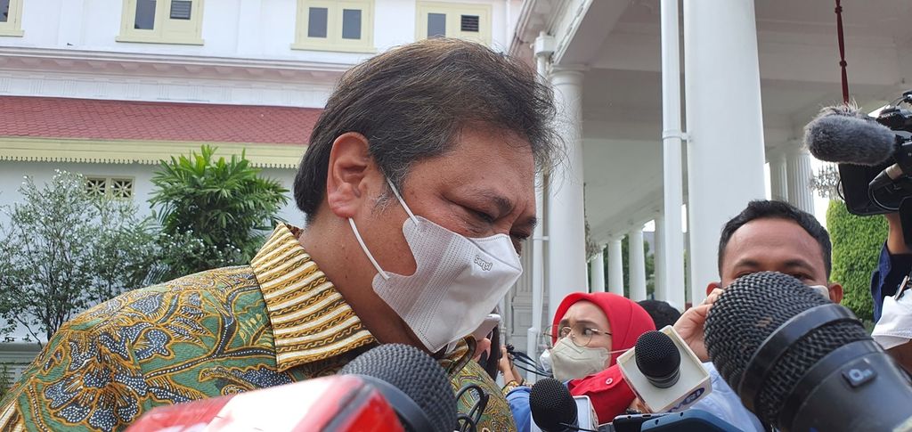 Menteri Koordinator Bidang Perekonomian Airlangga Hartarto memberikan keterangan seusai mengikuti rapat internal yang dipimpin Presiden Joko Widodo terkait tindak lanjut Undang-Undang Cipta Kerja di Istana Merdeka, Rabu (19/10/2022).