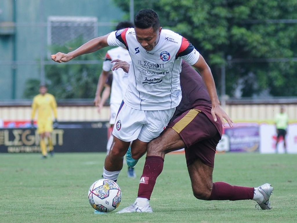 Pemain Arema FC, Evan Dimas Darmono mencoba melewati pemain PSM Makassar pada pertandingan pekan ke-22 BRI Liga 1 di Stadion Perguruan Tinggi Ilmu Kepolisian (PTIK), Jakarta, Sabtu (4/2/2023).