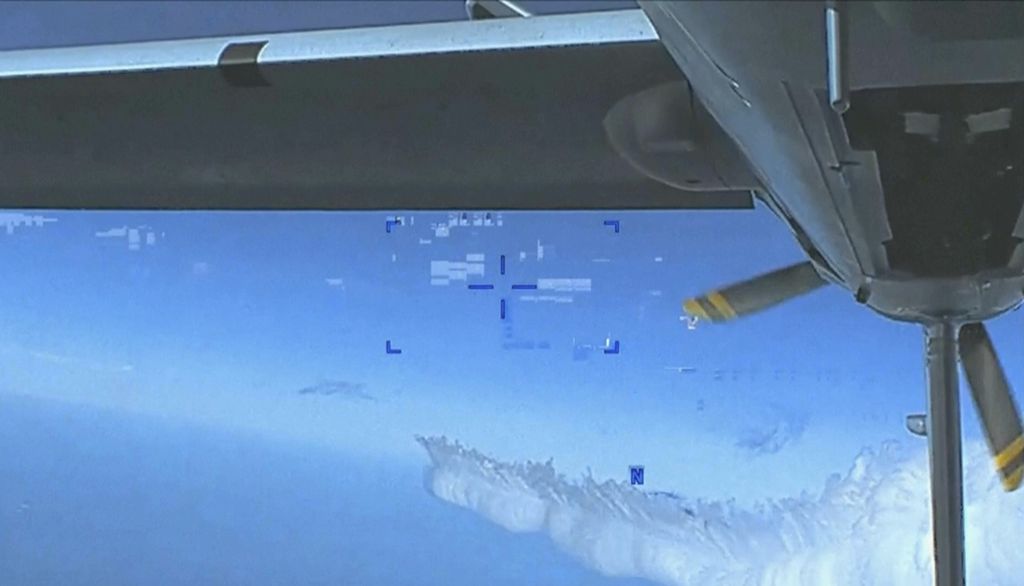 Foto tangkapan dari video yang dirilis Departemen Pertahanan AS, Kamis (16/3/2023), ini memperlihatkan rekaman kamera video di pesawat nirawak Angkatan Udara AS, MQ-9, saat didekati oleh jet tempur Rusia, Su-27, yang mengeluarkan bahan bakar di atas Laut Hitam, Selasa (14/3/2023). 