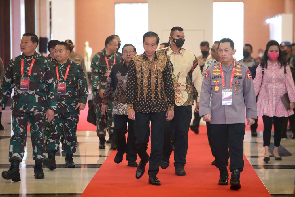 Presiden Joko Widodo didampingi Panglima TNI Laksamana Yudo Margono dan Kapolri Jenderal (Pol) Listyo Sigit Prabowo berjalan menuju ruang Rapat Pimpinan TNI-Polri di Jakarta, Rabu (8/2/2023).