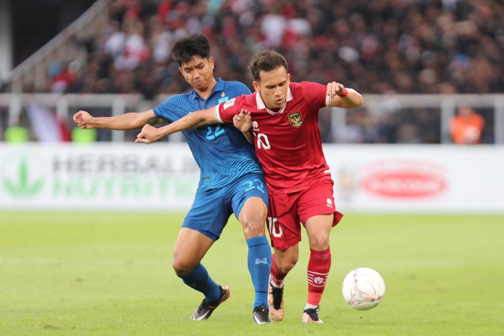 Pemain timnas Indonesia, Egy Maulana Vikri (kanan), berusaha menguasai bola dari rebutan pemain Thailand, Channarong Promsrikaew, dalam pertandingan Grup A Piala AFF 2022 di Stadion Utama Gelora Bung Karno Jakarta, Kamis (29/12/2022). Pertandingan berakhir seri, 1-1. 