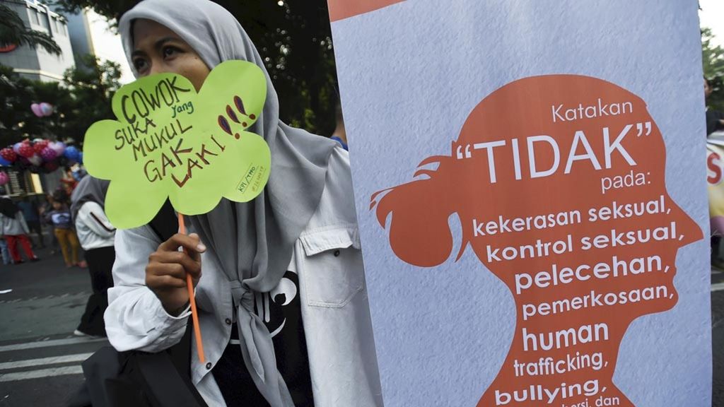 Aktivis melakukan aksi damai tolak kekerasan seksual pada perempuan, di Jalan Darmo, Surabaya, Jawa Timur, Minggu (9/12/2018). Mereka mendesak untuk segera disahkannya RUU Penghapusan Kekerasan Seksual.