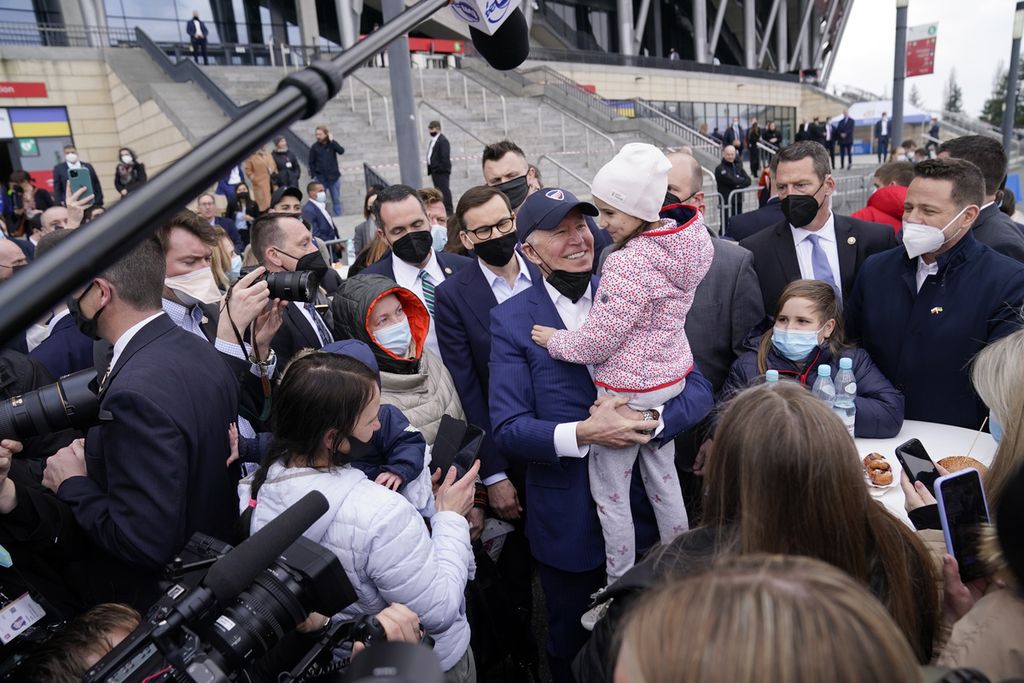 Presiden Amerika Serikat Joe Biden bertemu sejumlah pengungsi Ukraina dan para pekerja kemanusiaan di Stadium PGE Narodowy di Kota Warsawa, Polandia, Sabtu (26/3/2023).