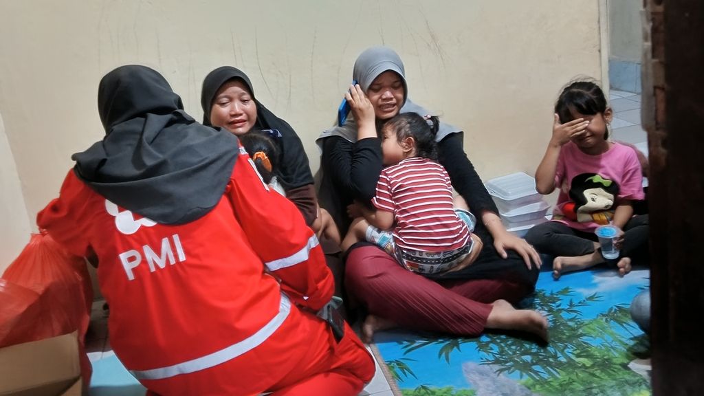 Keluarga korban menangis setelah semua korban longsor di Kampung Sirna Sari, Kelurahan Empang, Bogor Selatan, Kota Bogor, Jawa Barat, berhasil dievakuasi, Jumat (17/3/2023).