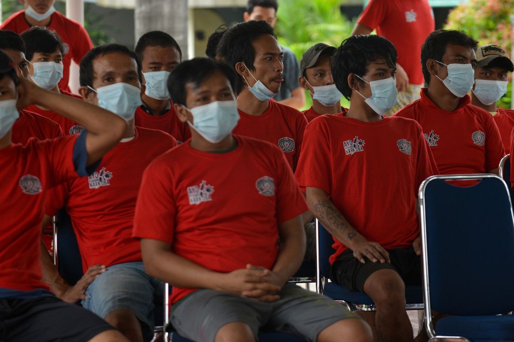 Para warga binaan Rumah Tahanan Kelas 1 Cipinang, Jakarta Timur, menunggu antrean vaksinasi Covid-19 pada Kamis (2/2/2023).