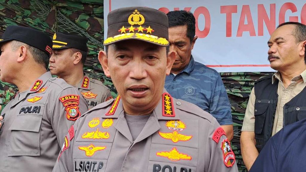 Kapolri Jenderal Listyo Sigit Prabowo saat menjawab pertanyaan wartawan seusai meninjau lokasi pemukiman warga yang terdampak kebakaran Depo Pertamina, Plumpang, Koja, Jakarta Utara, Sabtu (4/3/2023).