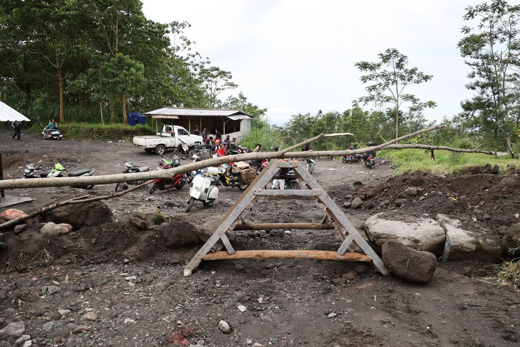 Jalan menuju lokasi penambangan yang terkena endapan sisa erupsi Gunung Merapi ditutup di Kecamatan Cangkringan, Kabupaten Sleman, Daerah Istimewa Yogyakarta, Kamis (10/3/2022). 
