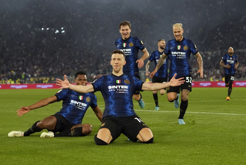 Gelandang Inter Milan, Ivan Perisic, merayakan golnya ke gawang Juventus dalam final Coppa Italia di Stadion Olimpico, Roma, Italia, Kamis (12/5/2022) dini hari WIB. Ivan Perisic menyumbangkan dua gol untuk Inter Milan dalam laga final ini.