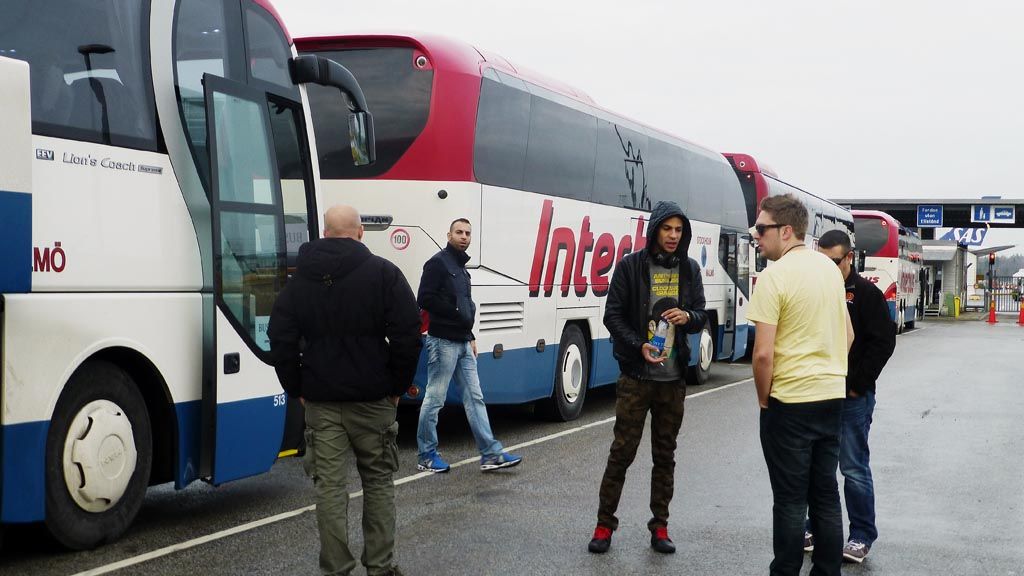  Beberapa wartawan akhirnya turun dari bus di bandara di Stockholm akibat menunggu terlalu lama untuk masuk pesawat sewaan.