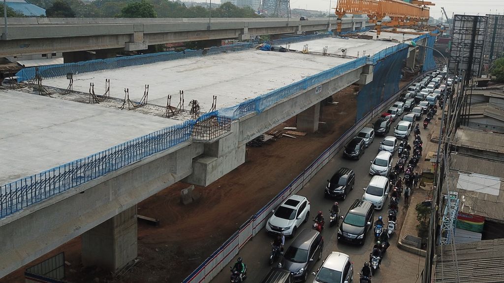 Arus lalu lintas Jalan Kalimalang di kawasan Jakasampurna, Bekasi, Jawa Barat, Sabtu (23/11/2019). 
