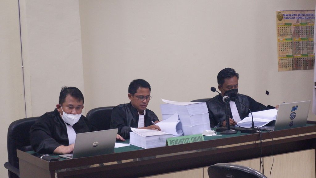 Jaksa Penuntut Umum Komisi Pemberantasan Korupsi (KPK) membacakan tuntutan pidana terhadap mantan Bupati Hulu Sungai Utara Abdul Wahid dalam sidang di Pengadilan Tipikor Banjarmasin, Kalimantan Selatan, Senin (1/8/2022). 