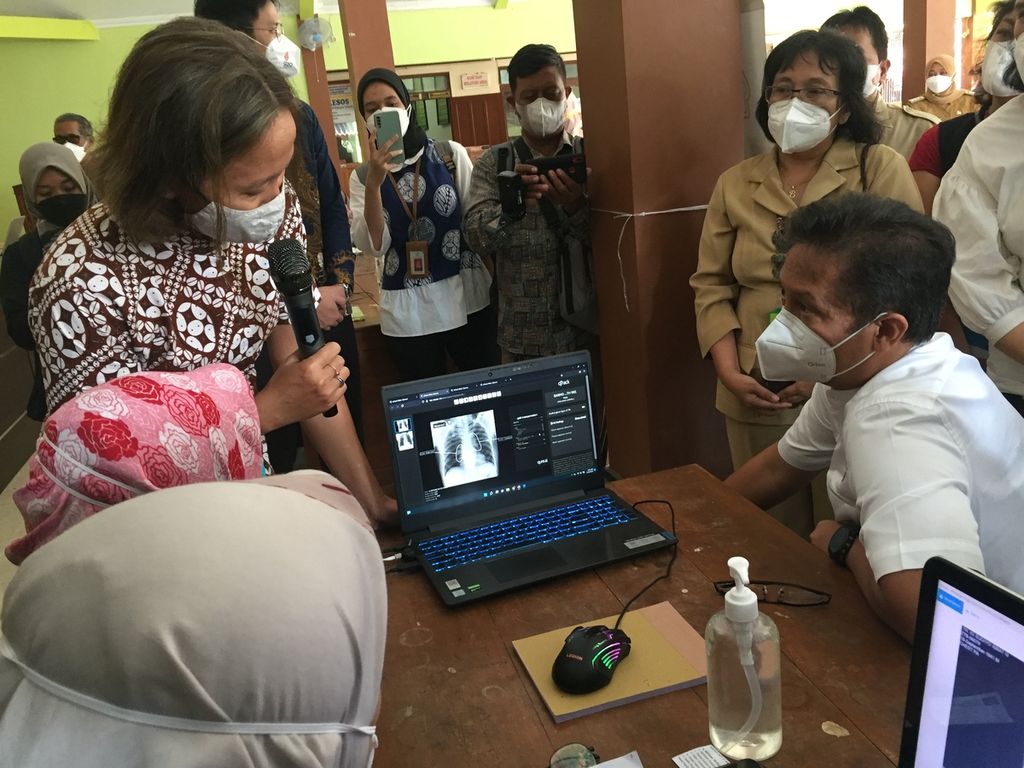 Menteri Kesehatan Budi Gunadi Sadikin meninjau lokasi penapisan tuberkulosis yang dilakukan tim proyek Zero TB Yogyakarta di Balai Desa Giri Purwo, Kabupaten Kulon Progo, Daerah Istimewa Yogyakarta, Selasa (29/3/2022).