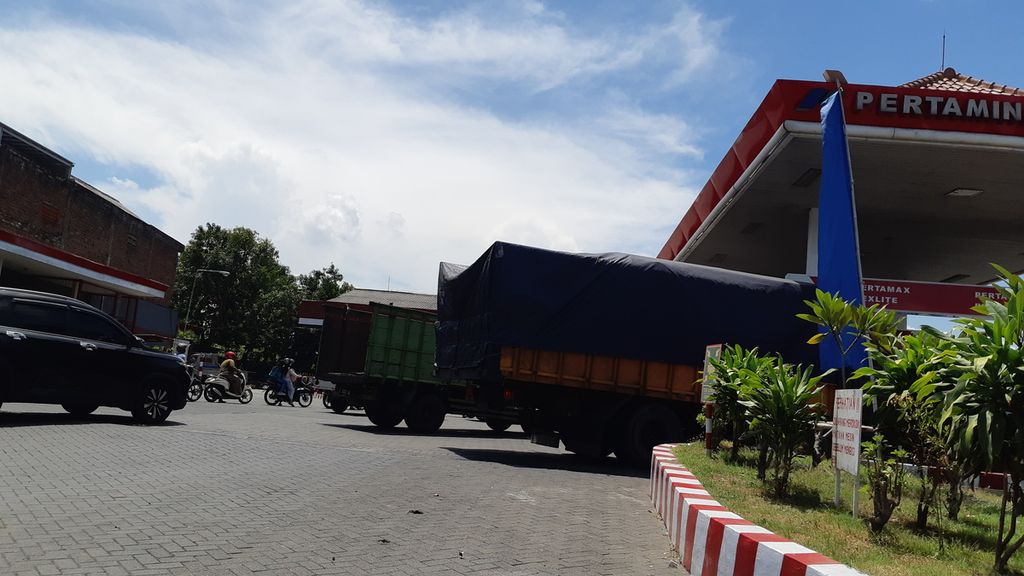 Sejumlah kendaraan mengantre mengisi BBM di SPBU Jalan Raya Cemengkalang, Sidoarjo, Jawa Timur, Rabu (31/8/2022). Warga panik karena isu kenaikan harga BBM subsidi. 