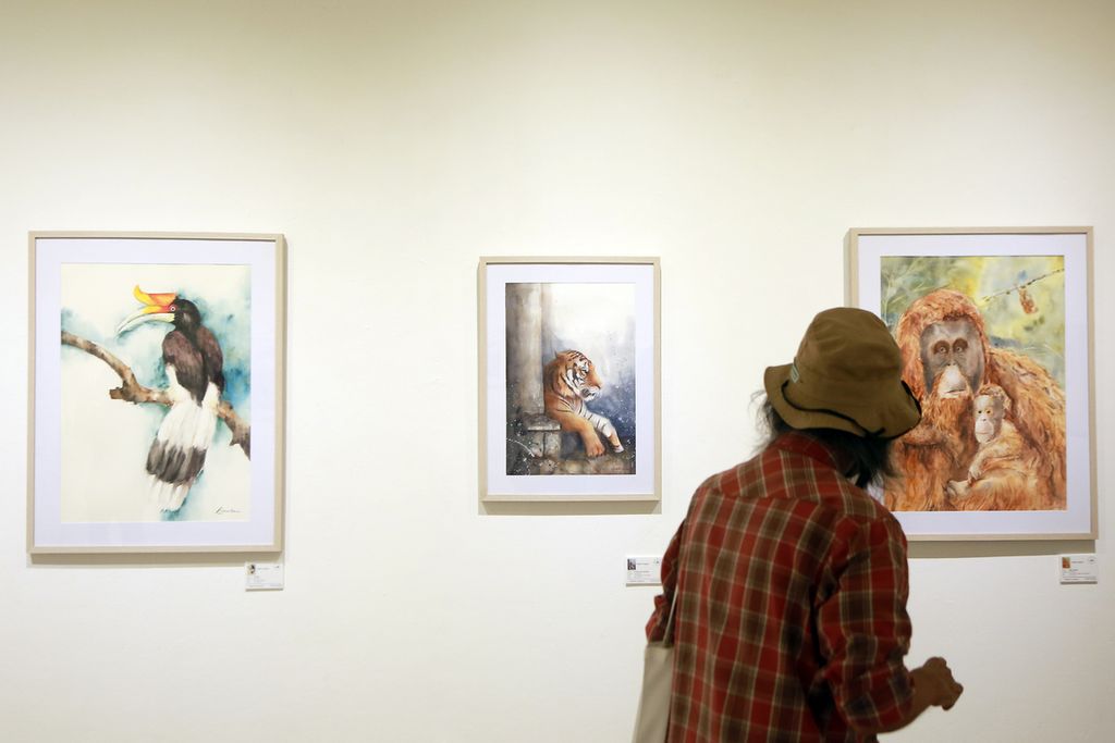 Pengunjung melihat lukisan dalam pembukaan pameran International Watercolor Exhibition 2022 di Galeri Nasional, Jakarta Pusat, Rabu (23/11/2022). 