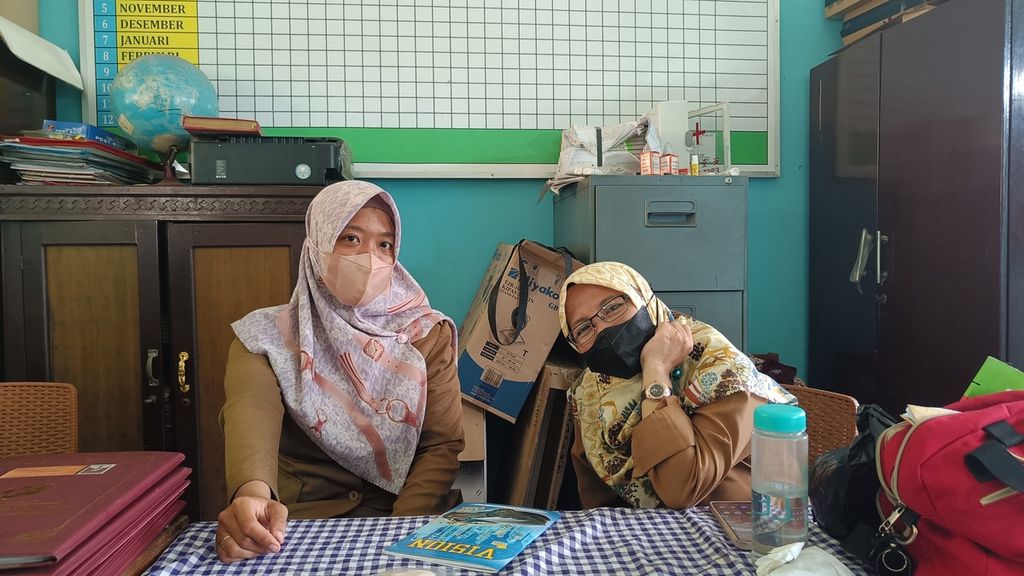 Aida Fitria (kiri) dan Raden Siti Mukmina, guru honorer di Sekolah Dasar Negeri Karang Asih 02, Kabupaten Bekasi, seusai mengajar, Selasa (22/11/2022).