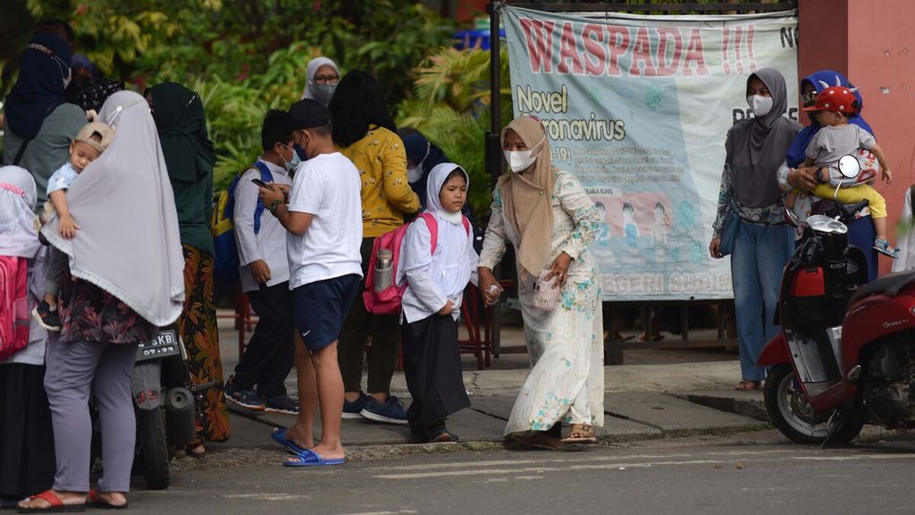 Orangtua menjemput anaknya saat jam pulang sekolah di Jalan Radeh Patah, Ciledug, Kota Tangerang, Banten, Jumat (12/11/2021). 