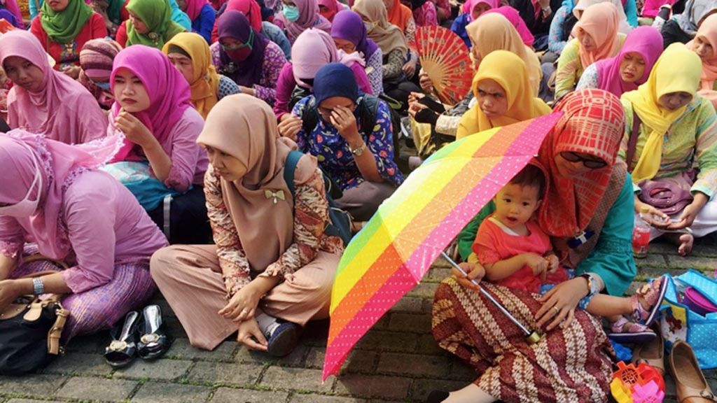Ratusan guru honorer menggelar doa bersama di lapangan upacara Kantor Pemerintah Kota Bekasi, Jumat (21/4/2017).
