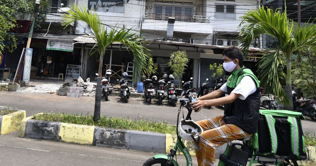 Pengemudi layanan daring menggunakan sepeda listrik untuk mengantarkan makanan di kawasan Blok M, Jakarta Selatan, Kamis (24/9/2020).