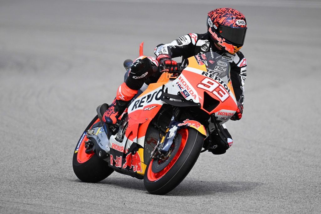 Pebalap Repsol Honda, Marc Marquez, mengendarai motornya saat hari pertama tes pramusim MotoGP di Sirkuit Internasional Sepang, Malaysia, Jumat (10/2/2023).