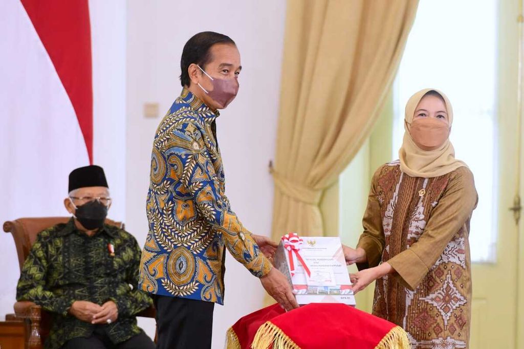 Presiden Joko Widodo menerima Laporan Hasil Pemeriksaan atas Laporan Keuangan Pemerintah Pusat Tahun 2021 dari Badan Pemeriksa Keuangan di Istana Kepresidenan Bogor, Jawa Barat, Kamis (23/6/2022).