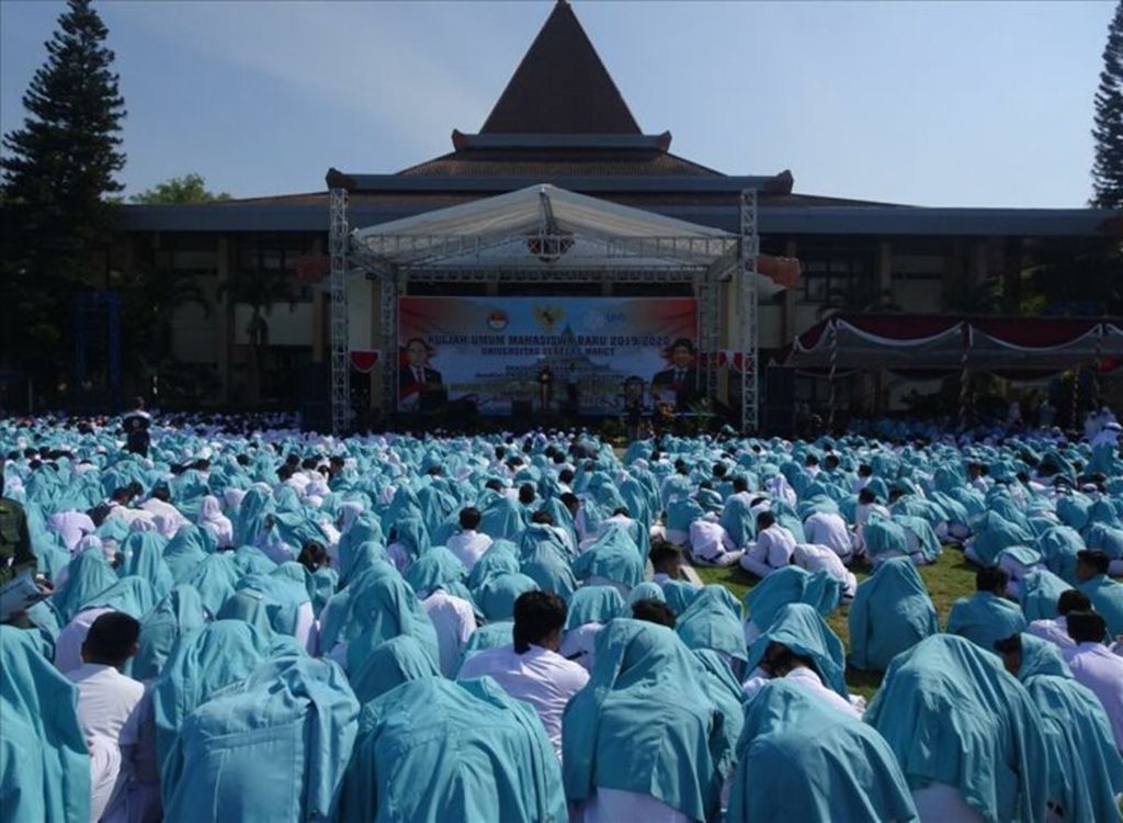 Ribuan mahasiswa baru Universitas Sebelas Maret (UNS) mengikuti kuliah umum yang disampaikan Menteri Pertahanan Ryamizard Ryacudu di halaman Rektorat UNS di Solo, Jawa Tengah, Selasa (13/8/2019).