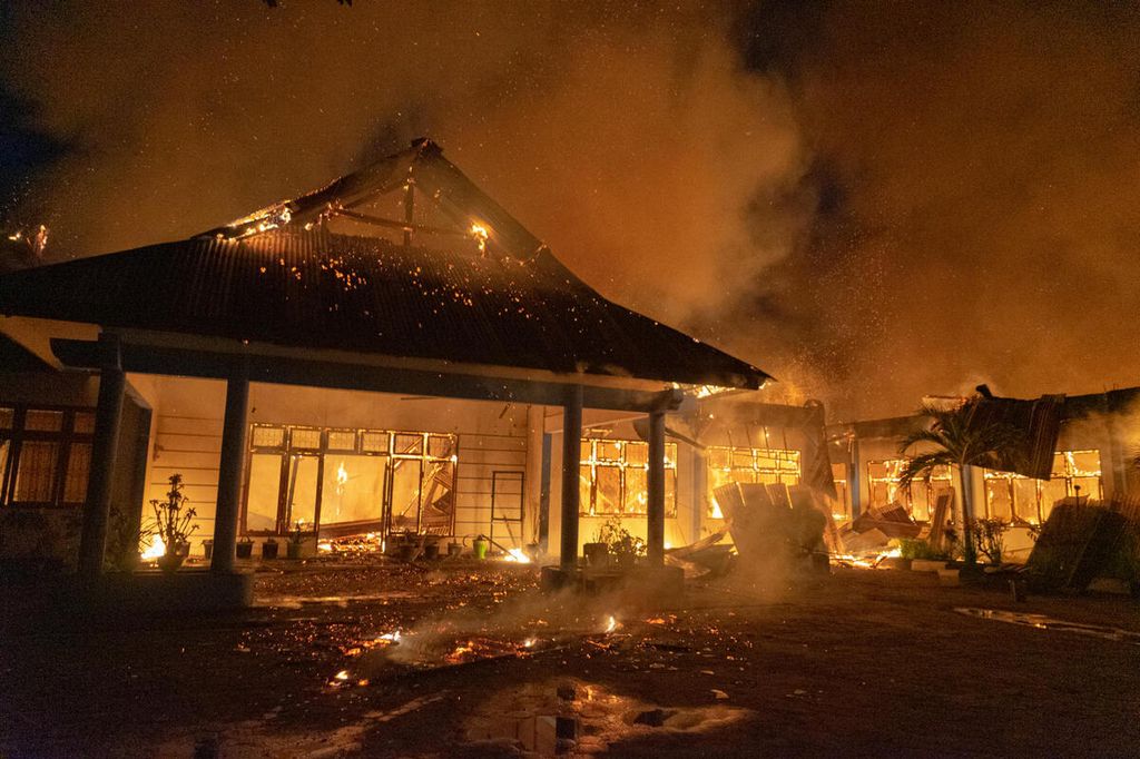 Kantor Dinas Sosial Kota Kendari, Sulawesi Tenggara, terbakar habis pada Rabu (5/1/2022) jelang malam. 