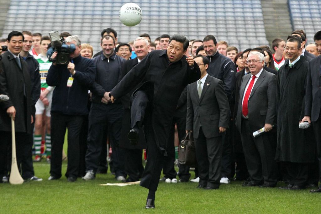 Xi Jinping (tengah), saat menjabat Wakil Presiden China, menendang bola dalam kunjungan ke Croke Park, Dublin, Irlandia, 19 Februari 2012. 