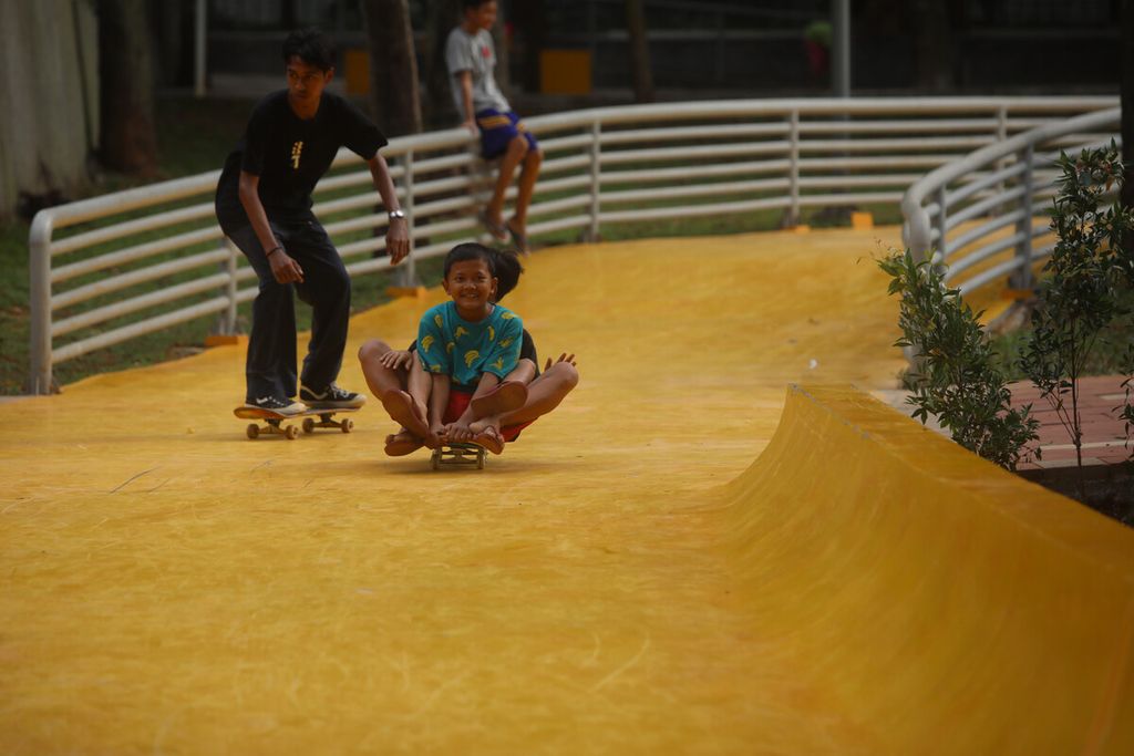 Anak-anak bermain di area permainan papan seluncur di Taman Puring, Kebayoran Baru, Jakarta Selatan, Kamis (30/1/2020). Keberadaan taman kota, selain sebagai ruang interaksi sosial bagi warga, juga berfungsi sebagai paru-paru kota.