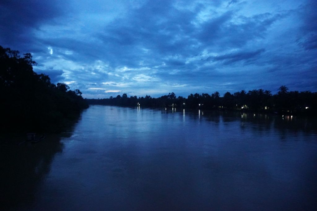 Suasana menjelang malam di Sungai Batanghari, Jambi, Kamis (17/11/2022).