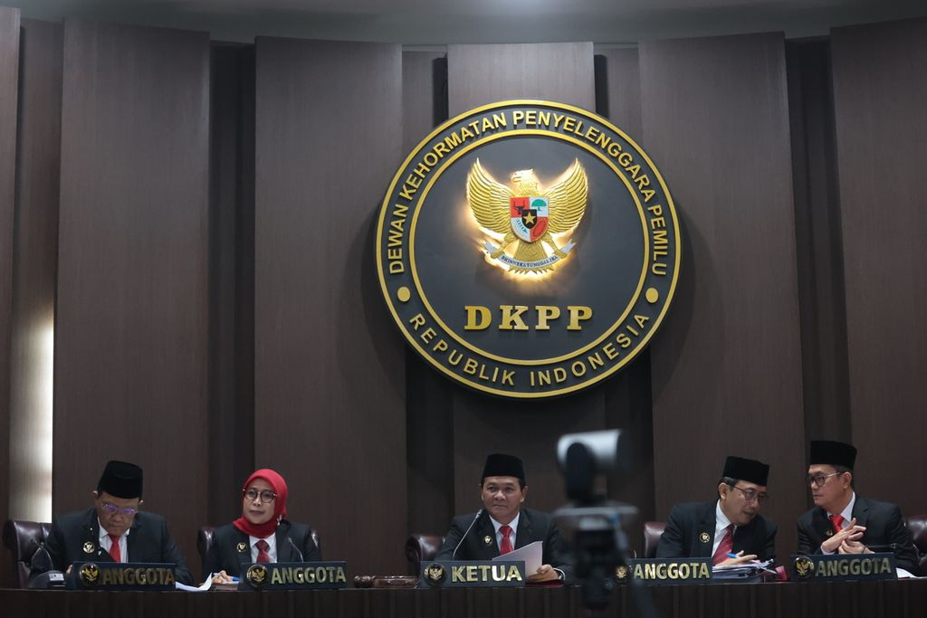 Ketua Dewan Kehormatan Penyelenggara Pemilu (DKPP) Heddy Lugito (tengah), didampingi anggota DKPP I Dewa Raka Sandi (kedua dari kanan), M Tio Aliansyah (kanan), Ratna Dewi Pettalolo (kedua dari kiri), dan J Kristiadi (kiri), mengikuti sidang etik dugaan pelanggaran verifikasi faktual partai politik peserta pemilu dengan mengubah data dari tidak memenuhi syarat menjadi memenuhi syarat, di DKPP, Jakarta, Rabu (8/2/2023). 