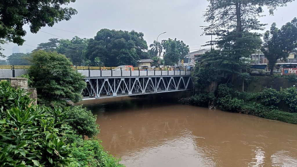 Jembatan di Jalan Sukabumi, Menteng, Jakarta Pusat, yang pada bagian bawah atau kolongnya digunakan penduduk miskin untuk tinggal, Kamis (20/10/2022). Sekitar 10 orang menempati kolong jembatan itu. Dua pasang merupakan suami-istri. Rata-rata mereka bekerja sebagai pemulung.