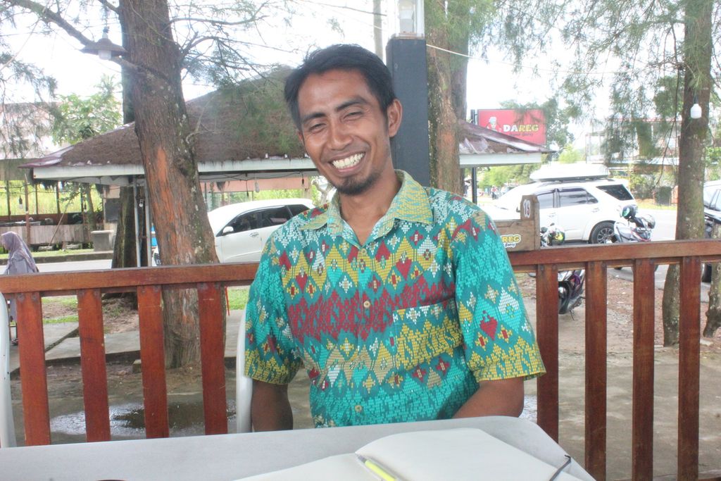 Irwandi Ketua Sanggar Indatu Aceh Jaya. Irwandi adalah tokoh di balik pelestarian kesenian tradisi dikee pam panga