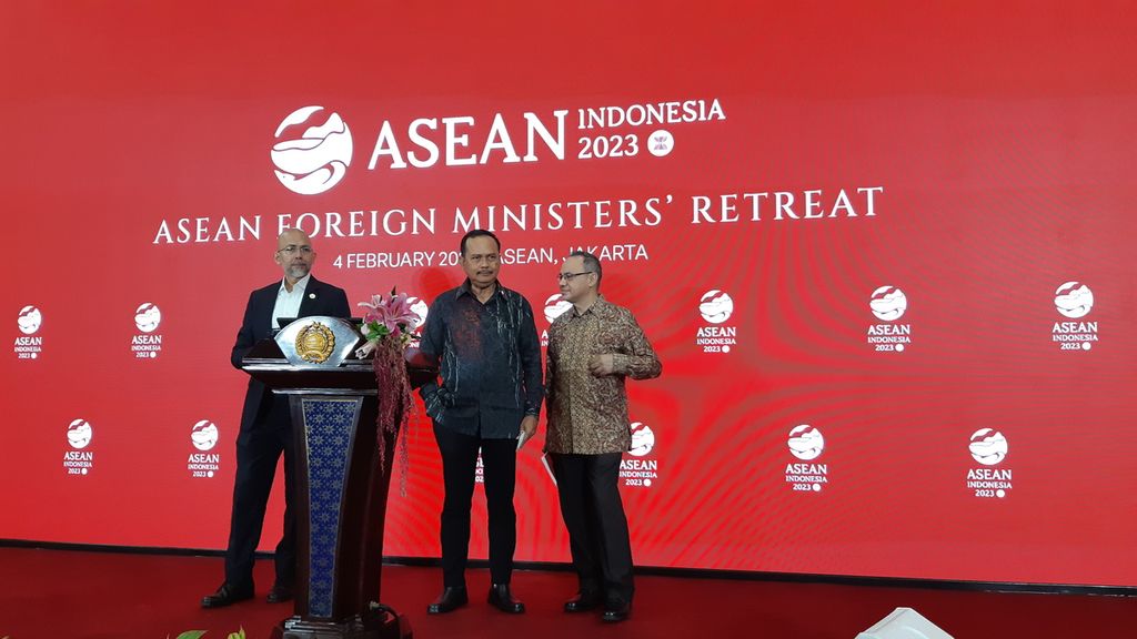 (Dari kiri ke kanan) Direktur Jenderal Kerja Sama ASEAN Kementerian Luar Negeri Sidharto Suryodipiro, Staf Khusus Menteri Luar Negeri Ngurah Swajaya, dan Juru Bicara Kementerian Luar Negeri Teuku Faizasyah bersiap memberi taklimat media seusai acara retret para menteri luar negeri ASEAN di Jakarta, 4 Februari 2023. 
