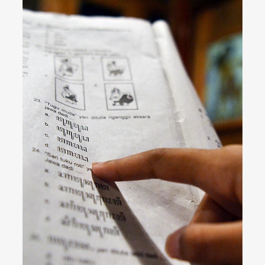 Seorang murid mempelajari materi pelajaran tentang aksara Jawa di Salatiga, Jawa Tengah.