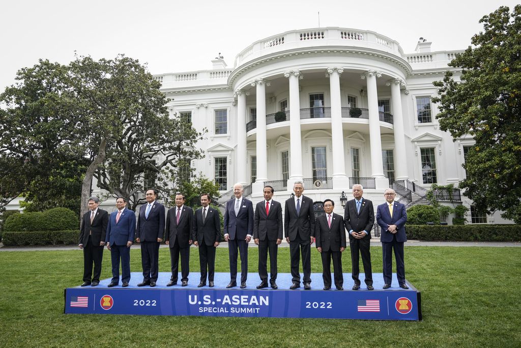 Sesi foto bersama para pemimpin ASEAN dengan Presiden Amerika Serikat Joe Biden di Gedung Putih, Washington DC, Kamis (12/5/2022). Dalam KTT ini Pemerintah AS berkomitmen untuk menjalin relasi yang lebih kuat dengan ASEAN, menghadang pengaruh China yang semakin kuat di kawasan