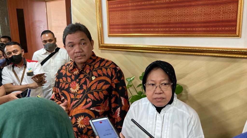 Anggota Badan Pemeriksa Keuangan (BPK), Achsanul Qosasi (kiri), dan Menteri Sosial Tri Rismaharini (kanan), di Jakarta, Kamis (28/7/2022). 