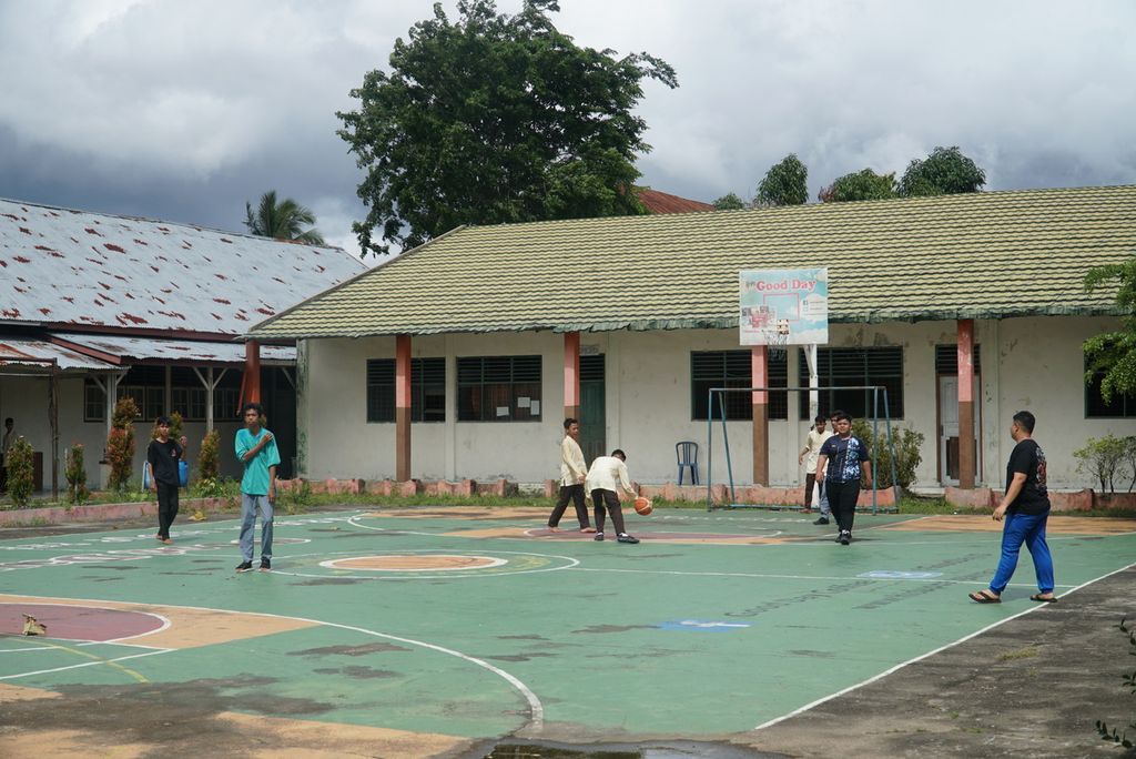 Sejumlah siswa bermain di lapangan basket SMA Yayasan Dr H Abdullah Ahmad Pendidikan Guru Agama Islam (PGAI) Padang, Sumatera Barat, Jumat (4/11/2022).