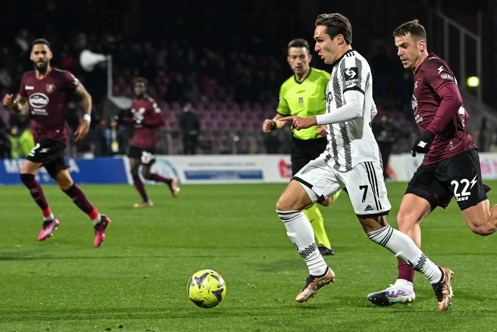 Penyerang Juventus, Federico Chiesa (kedua kanan), menjauh dari kejaran pemain Salernitana, Domen Crnigoj, pada lanjutan Liga Italia di Stadion Arigis di Salerno, Italia, Rabu (8/2/2023) dini hari WIB. Juventus menang, 3-0.